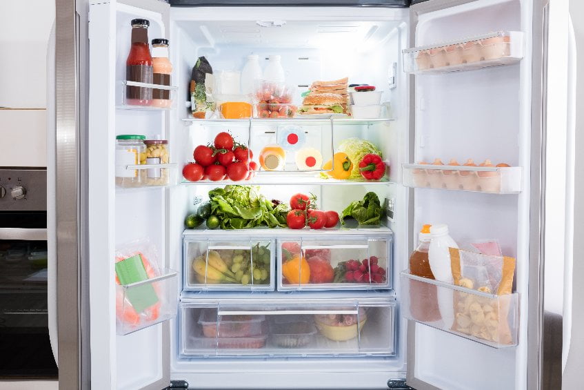 réfrigérateur remplie de légumes et fruits