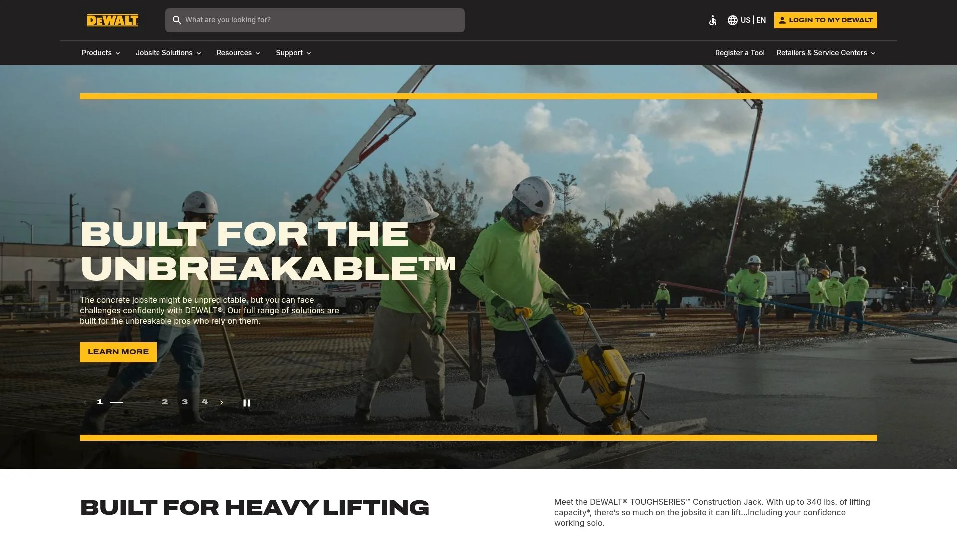 Travailleurs de la construction utilisant des outils DeWALT sur un chantier.